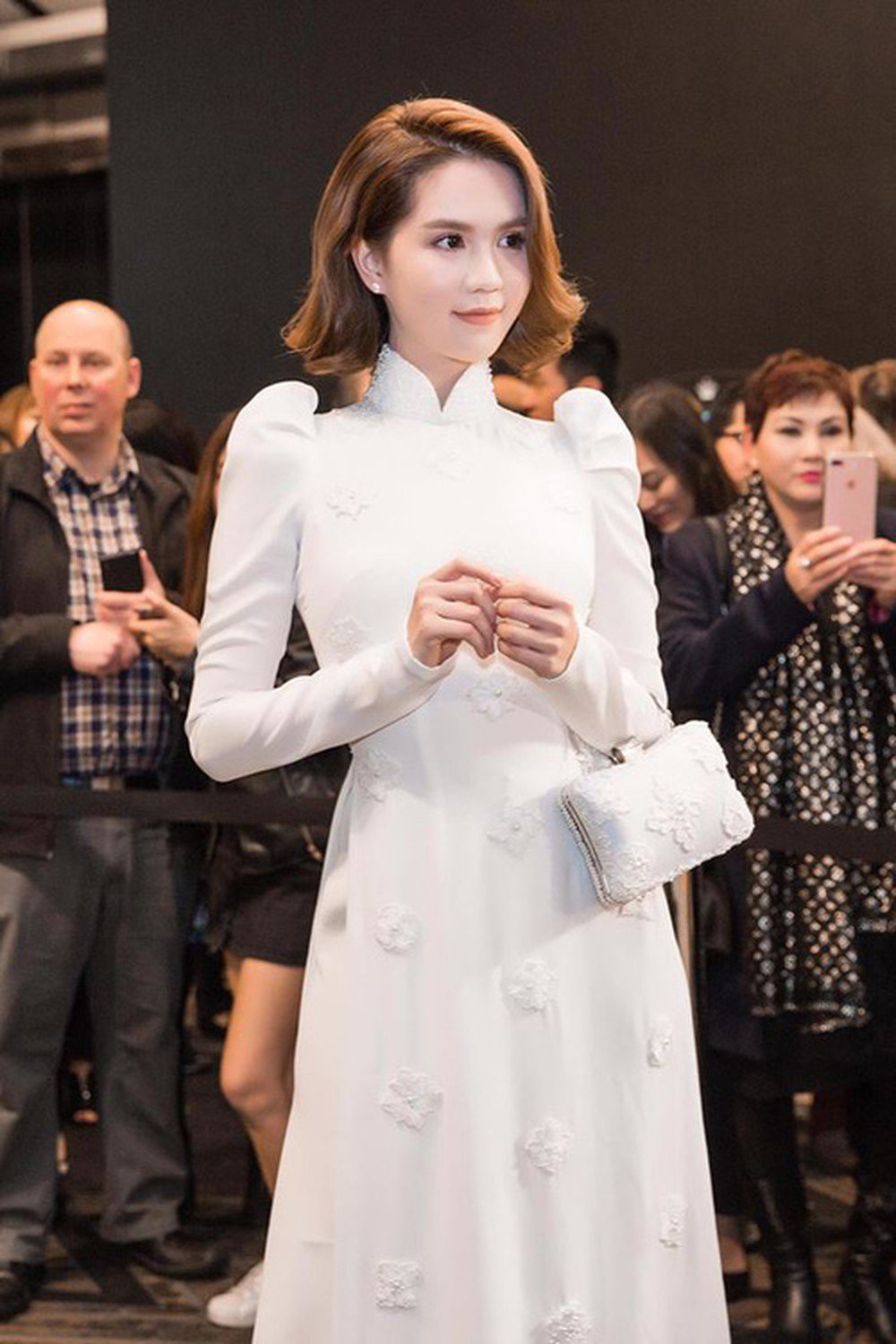 Chẳng cần amp;#34;cởiamp;#34;, Ngọc Trinh cứ diện cây đồ trắng tinh khôi là đủ sexy hết nấc - 12