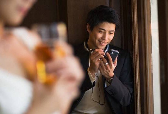 Giữa đám tang tình cũ, tôi sững sờ nhìn chồng vật vã bên di ảnh người xưa - 1