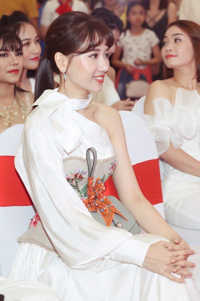 Hari Won xinh đẹp ngất ngây, hát ca khúc do Trấn Thành viết lời tặng khán giả - 8