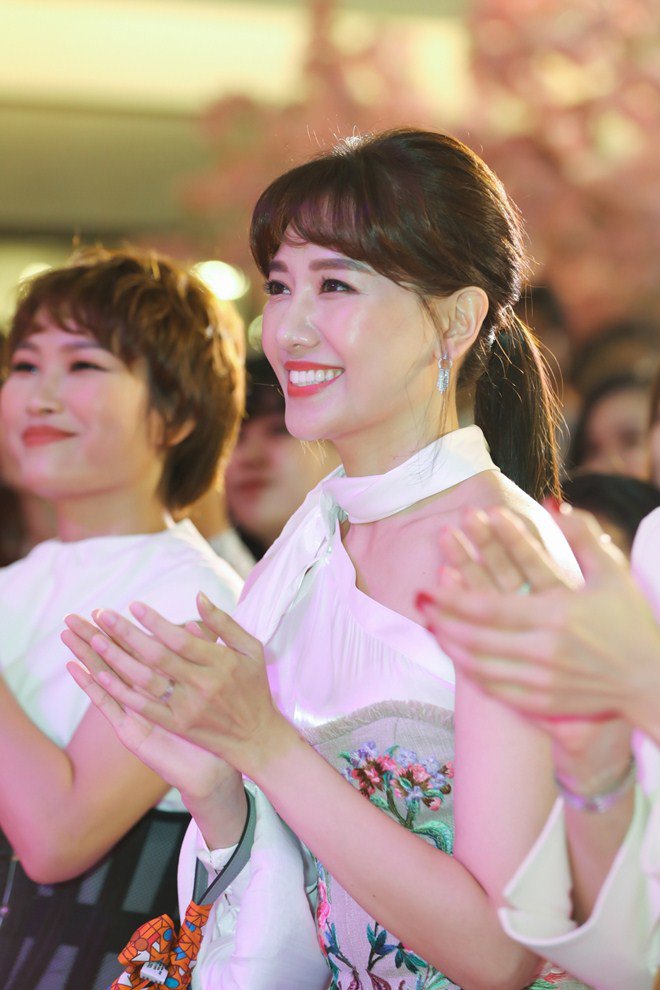 Hari Won xinh đẹp ngất ngây, hát ca khúc do Trấn Thành viết lời tặng khán giả - 9