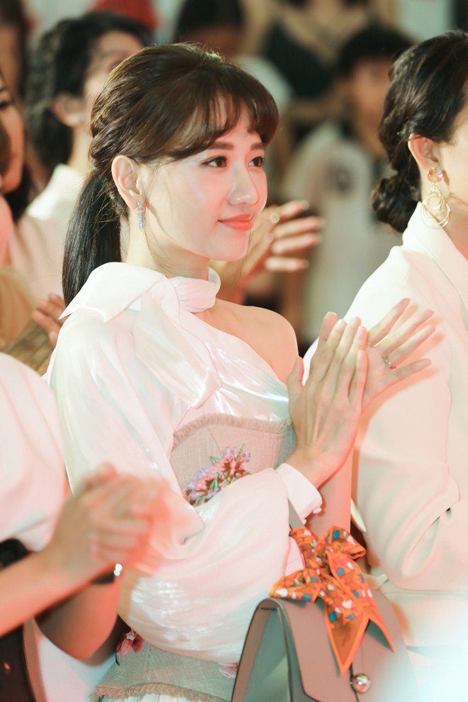 Hari Won xinh đẹp ngất ngây, hát ca khúc do Trấn Thành viết lời tặng khán giả - 10