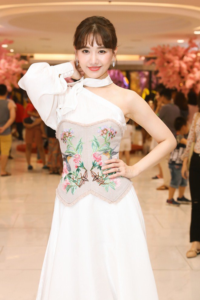 Hari Won xinh đẹp ngất ngây, hát ca khúc do Trấn Thành viết lời tặng khán giả - 6