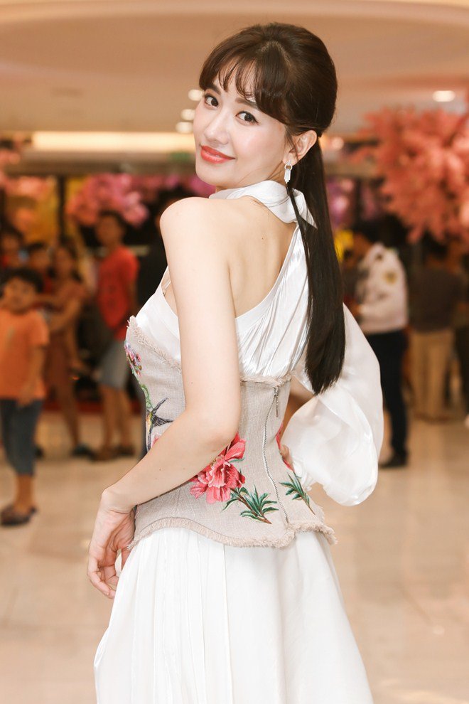 Hari Won xinh đẹp ngất ngây, hát ca khúc do Trấn Thành viết lời tặng khán giả - 7