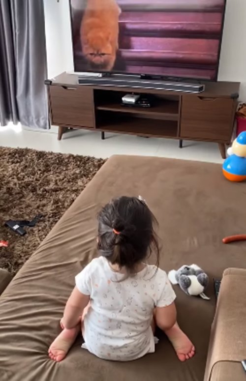 Con gái ngồi sai tư thế khi xem TV, siêu mẫu Hà Anh lập tức được dân mạng nhắc nhở - 3