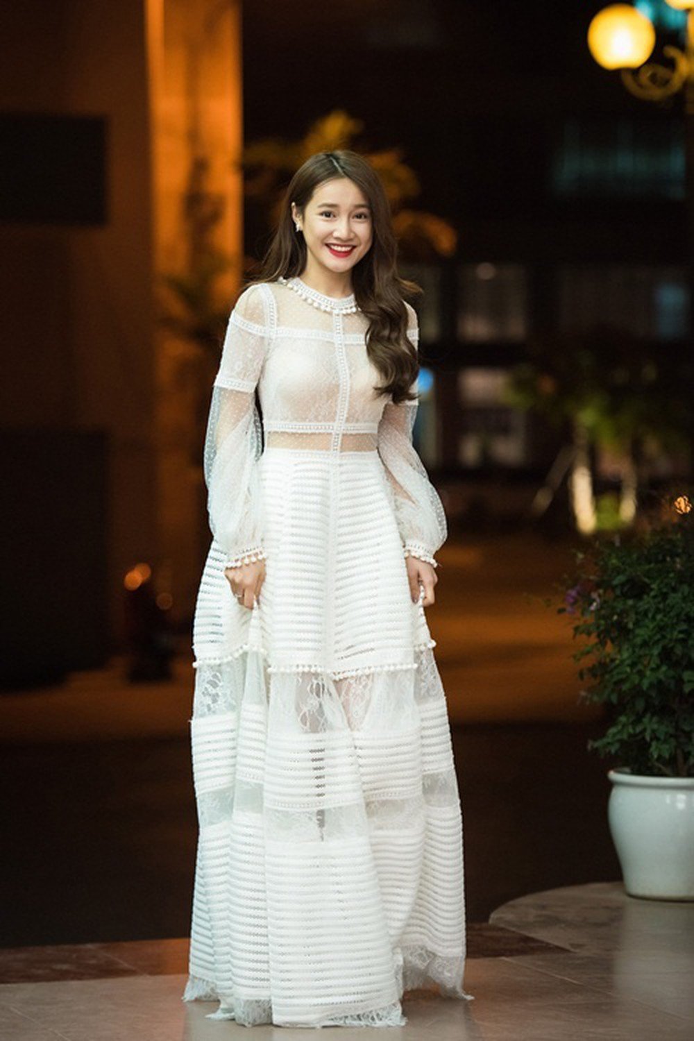 Trước khi cưới chồng thì mê đầm hở lưng, có con xong Nhã Phương liền đổi style khoe ngực - 2