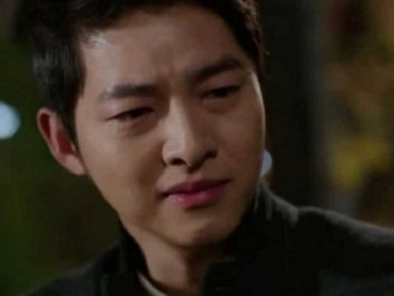 Giữa đám tang tình cũ, tôi sững sờ nhìn chồng vật vã bên di ảnh người xưa