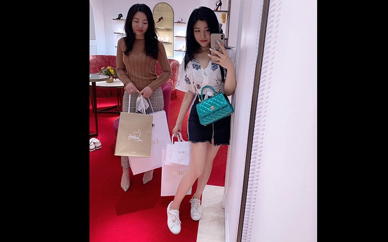 Một buổi mua sắm ngập tràn hàng hiệu của em gái ca sĩ Ông Cao Thắng, có thể thấy chiếc túi xách Chanel tạo điểm nhấn đặc biệt với giá trị hơn 100 triệu đồng.
