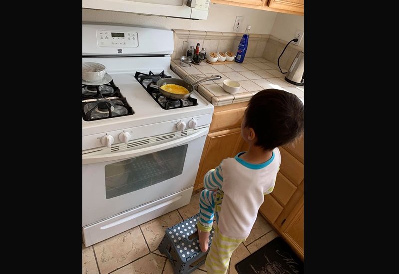 Ở nhà, bé cũng đã biết tự làm một số việc vặt gia đình như nấu ăn, cho quần áo vào máy giặt, lau nhà, tự dọn phòng ngủ của mình...
