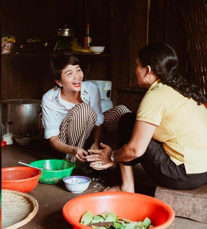 hoa hau h'hen nie ua nuoc mieng, thay "suong va da" khi khoe mam com dai khach o que - 7