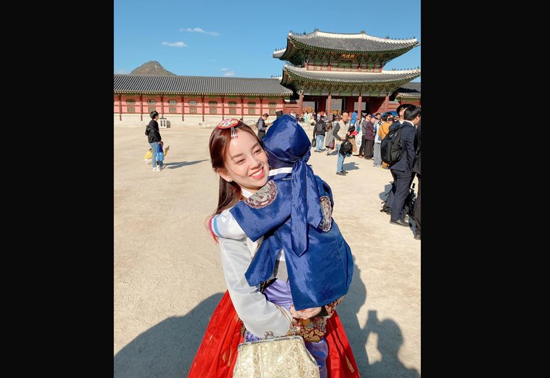 Trong chuyến du lịch, Ly Kute cùng con trai đến tham quan Cung Cảnh Phúc (một hoàng cung nằm ở phía bắc Seoul, Hàn Quốc). Cả hai mặc những bộ trang phục truyền thống của Hoàng cung.
