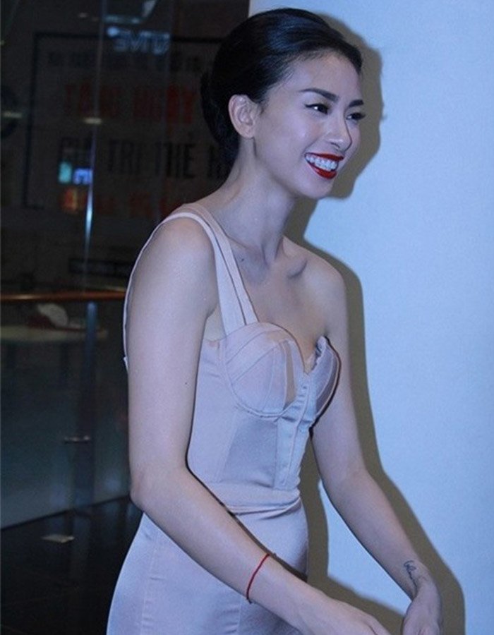 Diện đầm cúp nửa ngực, Kỳ Duyên dù đã amp;#34;trùng tuamp;#34; vẫn thua các nàng vòng 1 khiêm tốn - 11