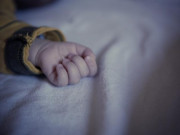 Tin tức - Con nhỏ đang khóc bỗng im bặt, mẹ vào kiểm tra phát hiện điều đáng sợ chồng vừa làm