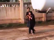 Clip Eva - Kẻ ngáo đá dí dao vào cổ, khống chế bé gái để tẩu thoát khi gặp công an