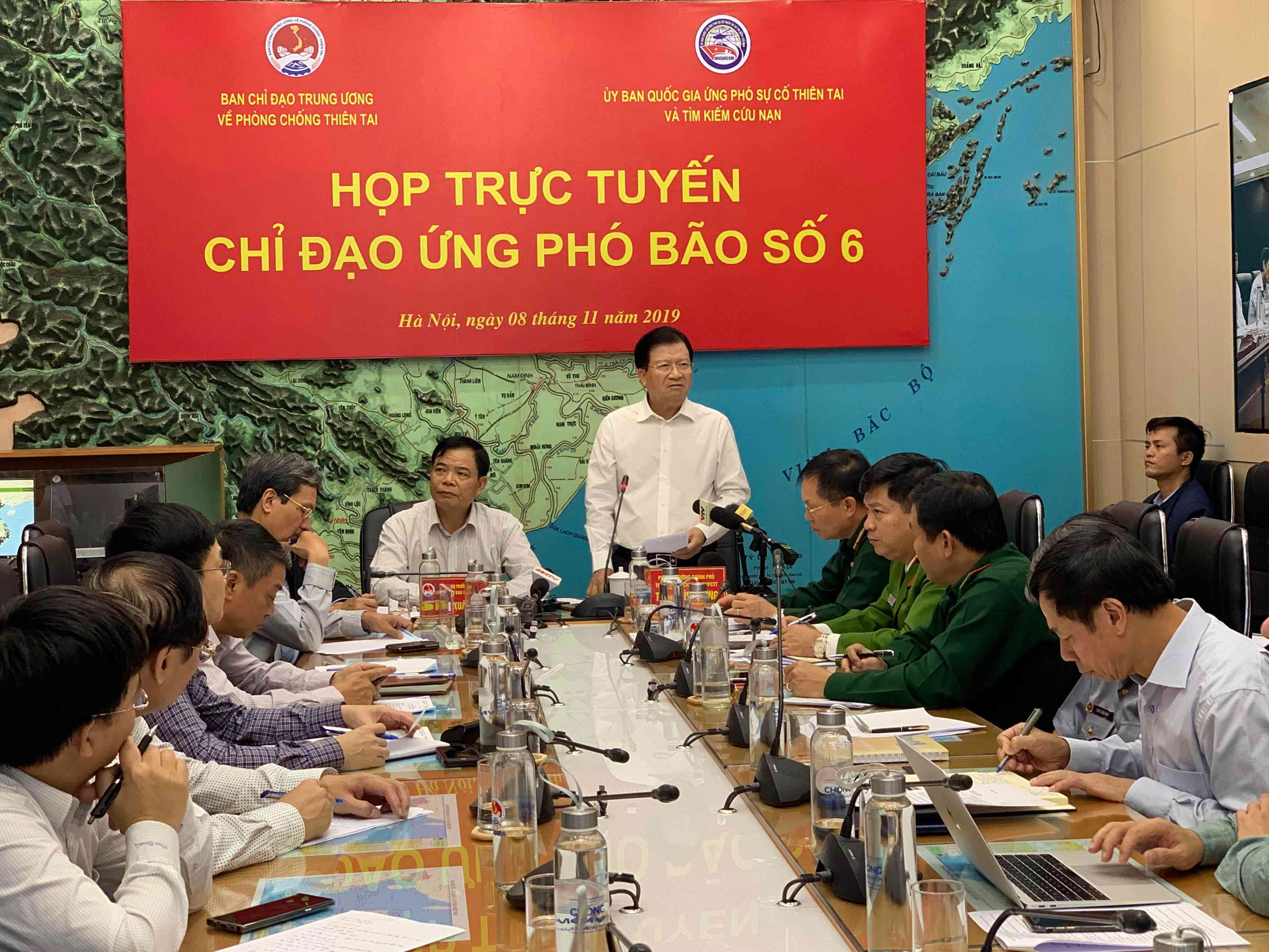 Bão số 6 kết hợp với không khí lạnh diễn biến khó lường, miền Trung căng mình ứng phó - 1