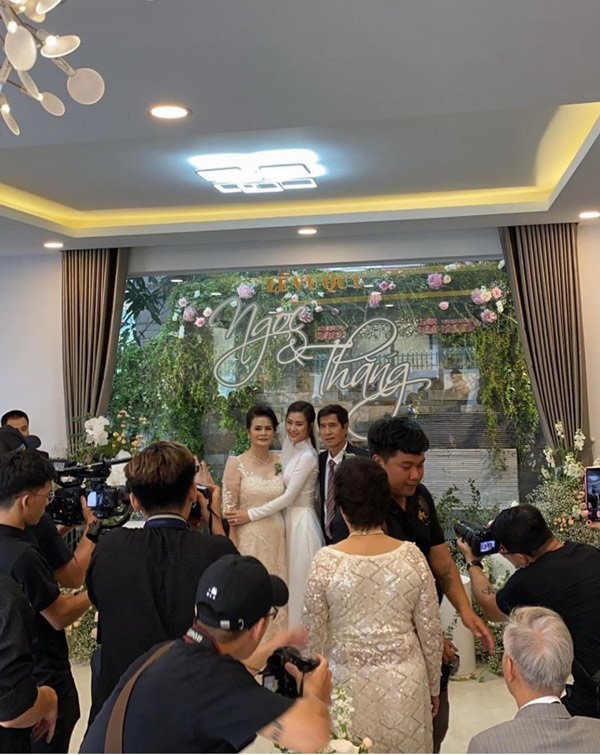 dong nhi dien ao dai trang tinh khoi, om chat me truoc khi ve nha ong cao thang - 1