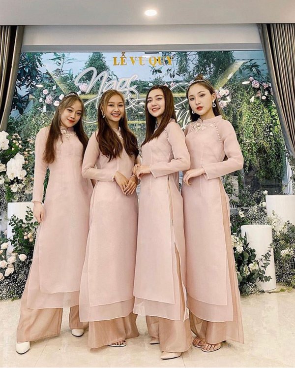 dong nhi dien ao dai trang tinh khoi, om chat me truoc khi ve nha ong cao thang - 3