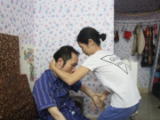 Tin tức - Vợ ôm chồng liệt đi trốn, chăm như con mọn: Cô chủ trọ tiết lộ câu chuyện phía sau