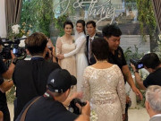 Thời trang - Đông Nhi diện áo dài trắng tinh khôi, ôm chặt mẹ trước khi về nhà Ông Cao Thắng