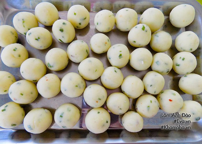Mẹ đảm tranh thủ làm khoai tây chiên bi giòn, con ăn mãi vẫn thòm thèm - 4
