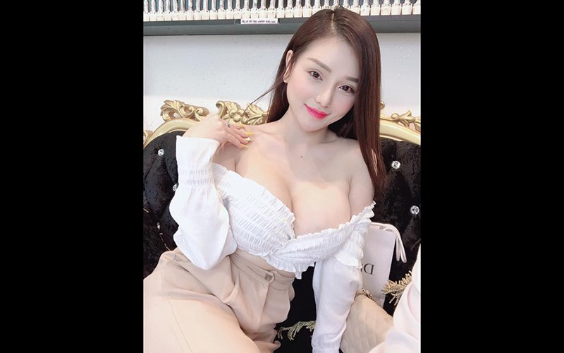 Hot girl tai tiếng nhất Việt Nam vừa mới đăng tải bức ảnh diện chiếc áo hở  và lộ gần hết vòng một phản cảm khiến dân mạng nóng mắt. Đây không phải là lần đầu tiên cô nàng này bị phàn nàn về phong cách ăn mặc. 

