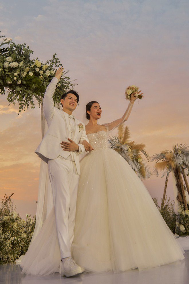 Làm đám cưới hơn 10 tỷ khao cả showbiz, vợ chồng Đông Nhi đãi sơn hào hải vị đắt đỏ - 1