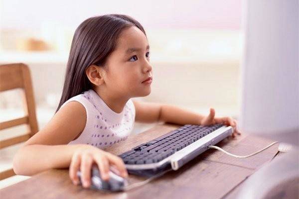 Nghe lời dụ dỗ, bé gái 12 tuổi quay video khoả thân amp;#34;ứng tuyểnamp;#34; làm ngôi sao nhí - 2