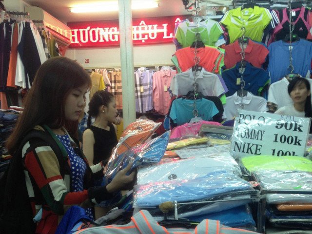 Hàng nhái ngập chợ nhà giàu Sài Gòn, tiểu thương công khai với khách chứ không lén lút