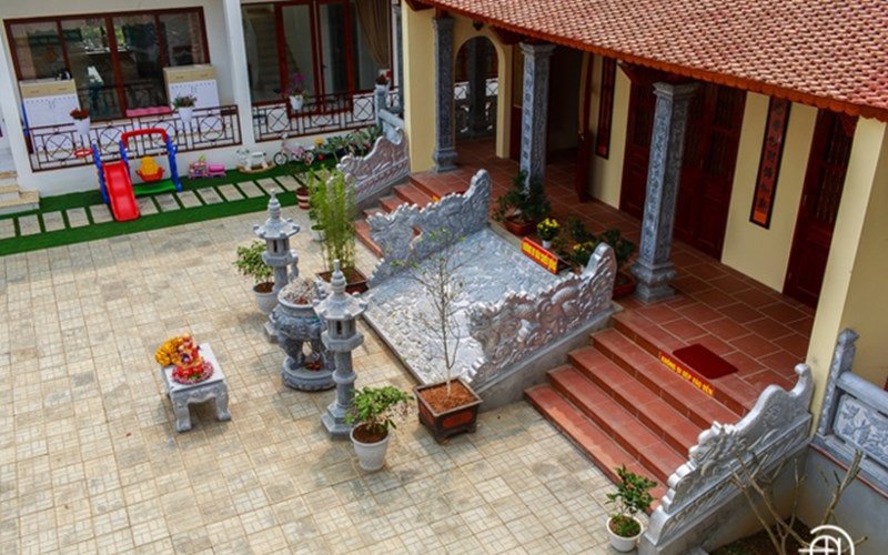 Không biến tổ ấm của mình thành biệt thự xa hoa, tráng lệ như đa phần sao Việt khác, Việt Hoàn chọn lối kiến trúc khá giản dị, thoáng đãng để cả gia đình được tận hưởng không khí trong lành, yên bình của vùng ngoại ô.
