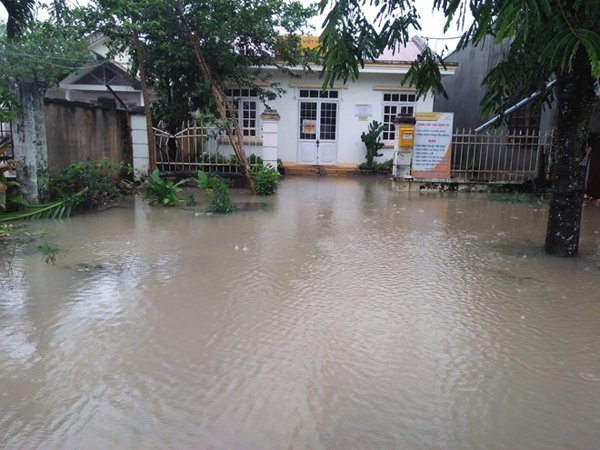 Bão số 6 suy yếu: Miền Trung mưa cực lớn, hàng chục nghìn hộ dân vẫn mất điện - 3