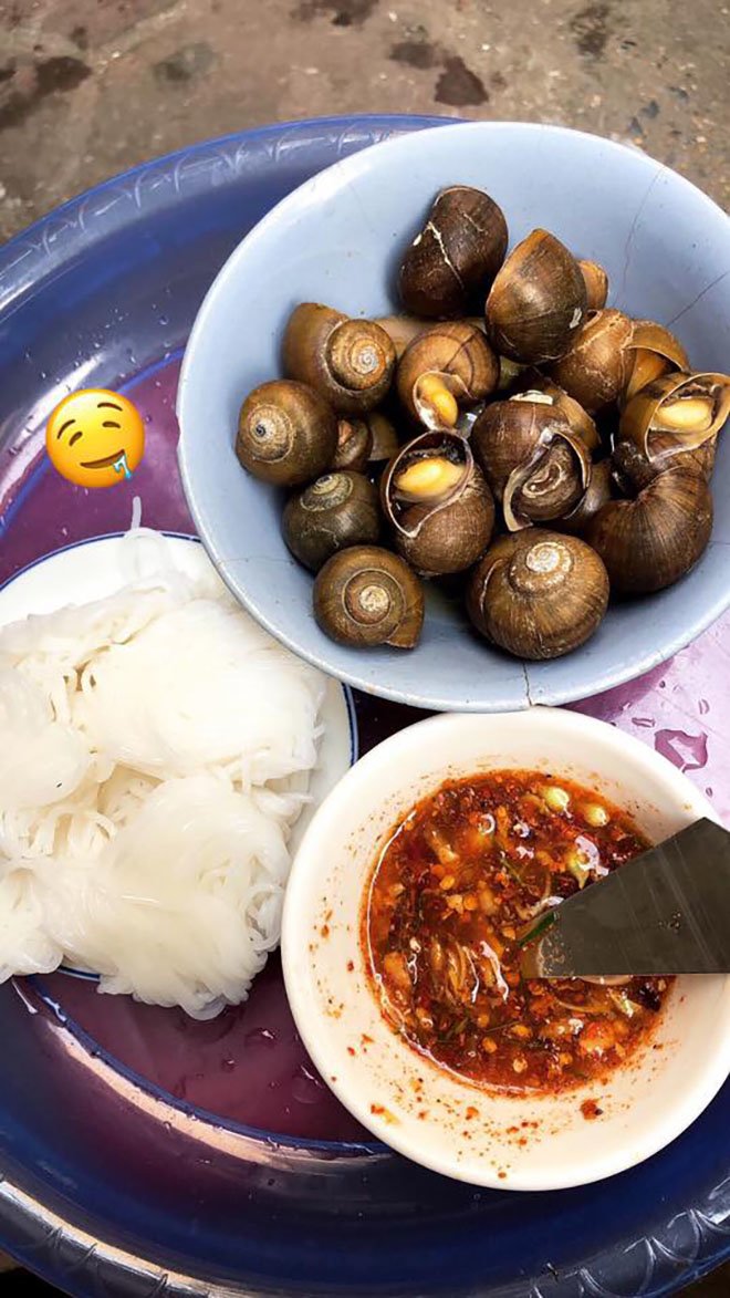 Lúc nào cũng đông tràn vỉa hè, quán bún ốc chấm ở Đê Tô Hoàng có gì đặc biệt? - 2