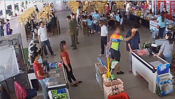 Con trai bị nhắc lấy đồ chưa trả tiền, bố hung hăng ném xúc xích, tát thẳng mặt thu ngân - 1