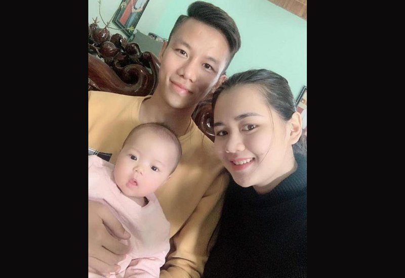 Trung vệ xứ Nghệ Quế Ngọc Hải là một trong những nhân tố quan trọng của ĐT Việt Nam. Ngoài đời, chàng cầu thủ có người vợ xinh đẹp là Thuỳ Phương - vốn là Hoa khôi Đại học Vinh và cô con gái nhỏ 5 tháng tuổi Sunny.
