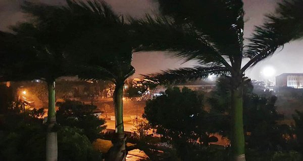 Bão số 6 suy yếu: Miền Trung mưa cực lớn, hàng chục nghìn hộ dân vẫn mất điện - 2