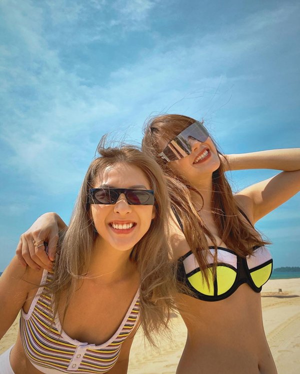 Hậu đám cưới thế kỷ, Minh Hằng - Khả Ngân thả dáng nóng bỏng với bikini nhỏ xíu - 4