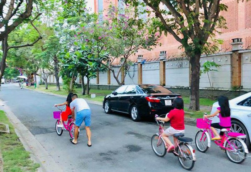 Những lúc rảnh rỗi, Công Vinh thường dạy con gái tập xe đạp quanh nhà, trò chuyện cùng con để hiểu những điều con đang muốn.

