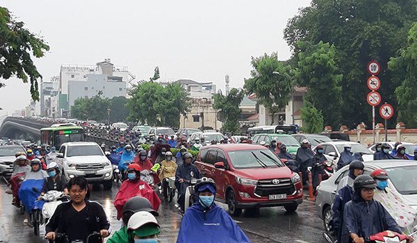 Mưa rả rích từ sáng đến trưa, Sài Gòn se lạnh như mùa thu Hà Nội - 1