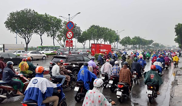 Mưa rả rích từ sáng đến trưa, Sài Gòn se lạnh như mùa thu Hà Nội - 2