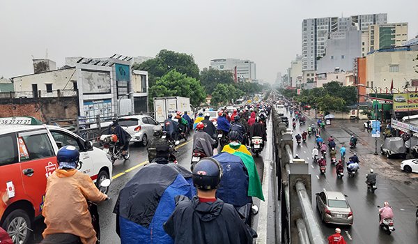 Mưa rả rích từ sáng đến trưa, Sài Gòn se lạnh như mùa thu Hà Nội - 3