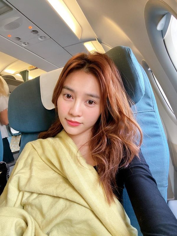 Mỹ nhân Việt để mặt mộc khi đi máy bay, người nhợt nhạt kém sắc, người tươi tắn rạng ngời - 1