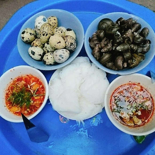 Lúc nào cũng đông tràn vỉa hè, quán bún ốc chấm ở Đê Tô Hoàng có gì đặc biệt? - 4