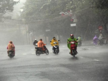 Bão số 6 suy yếu: Miền Trung mưa cực lớn, hàng chục nghìn hộ dân vẫn mất điện