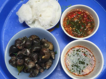 Lúc nào cũng đông tràn vỉa hè, quán bún ốc chấm ở Đê Tô Hoàng có gì đặc biệt?