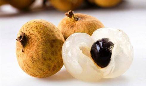 Mẹ bận nấu cơm trong bếp, con 2 tuổi tím tái rồi tử vong ngoài sân do hóc hạt nhãn - 1