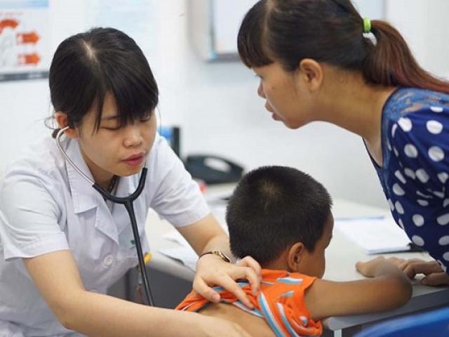 Dấu hiệu nguy hiểm ở trẻ cha mẹ cần biết để đưa con đi khám sớm trước khi quá muộn