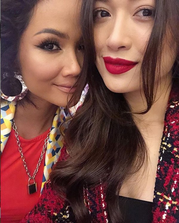 Hamp;#39;Hen Niê tự dìm nhan sắc với kiểu tóc amp;#34;bà thímamp;#34; và tông makeup già chát giữa dàn Á hậu - 3