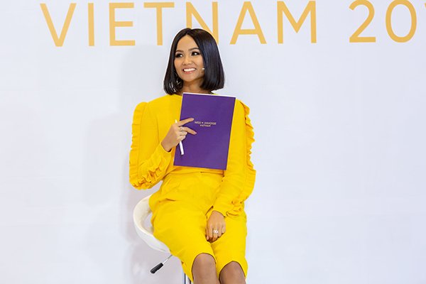 Hamp;#39;Hen Niê tự dìm nhan sắc với kiểu tóc amp;#34;bà thímamp;#34; và tông makeup già chát giữa dàn Á hậu - 8