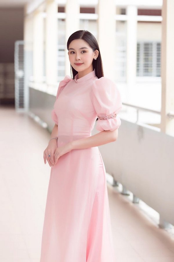 Khoe khéo chân thon với bộ váy đỏ rực rỡ, sắc vóc Lê Âu Ngân Anh ngày một khác trước - 16