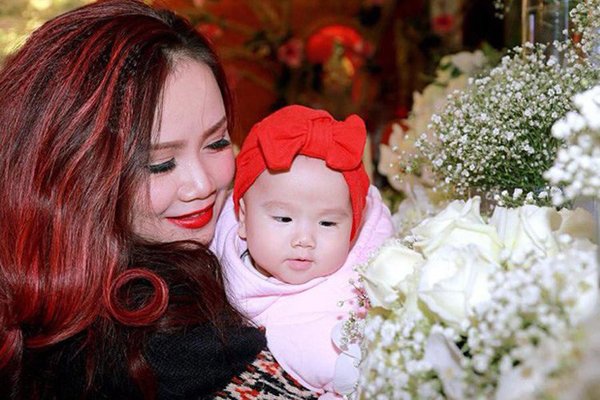 Vừa sinh con ở tuổi 42, Hoàng Yến amp;#34;4 đời chồngamp;#34; lại được ông xã xin xỏ đòi đẻ thêm - 1
