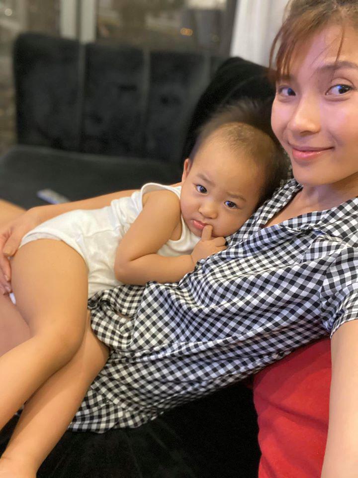 Con vừa khỏi ốm, Thúy Diễm đã khoe hình amp;#34;mông buông lơi hững hờamp;#34; của bé, dân mạng cười ngất - 11