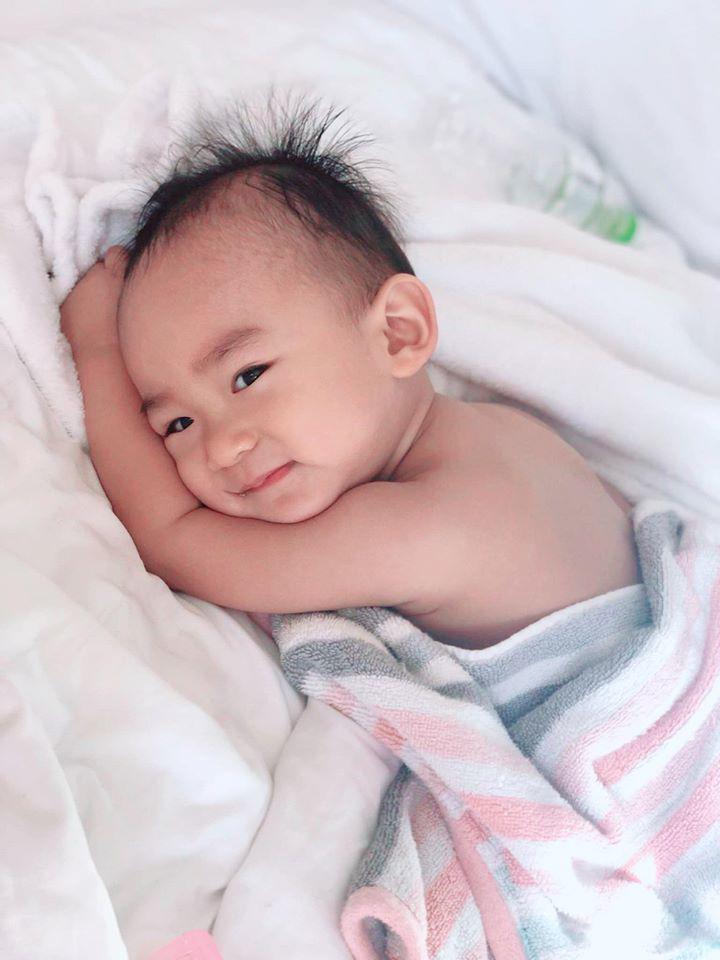 Con vừa khỏi ốm, Thúy Diễm đã khoe hình amp;#34;mông buông lơi hững hờamp;#34; của bé, dân mạng cười ngất - 6